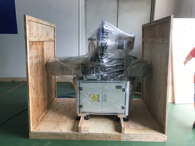 ruj etiketleme makinesi.jpg