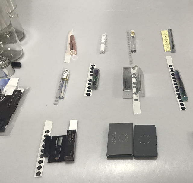 etiketler ve ruj kozmetik ürünleri.jpg