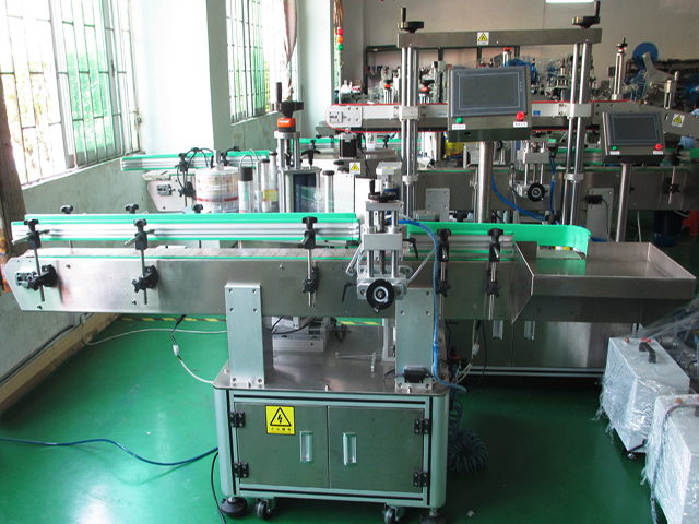 labeling machine with positioning system ETİKETLEME EKİPMANLARI ŞİŞELER PLC.jpg