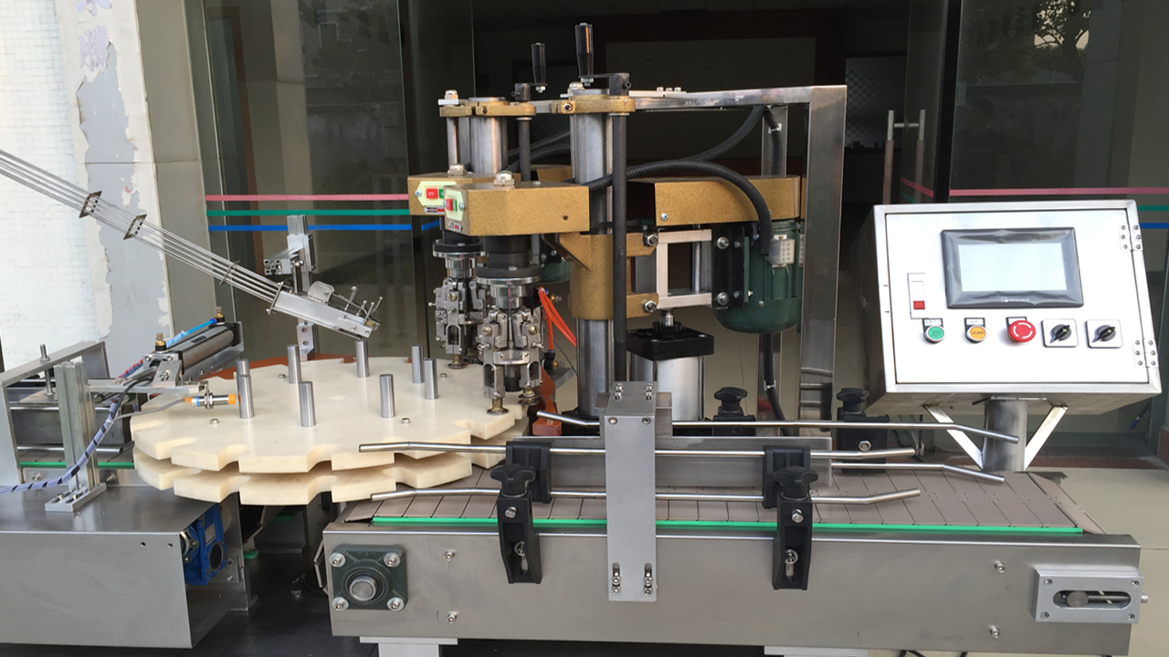 double heads screw capping machine çift başlı vidalı kapak.jpg