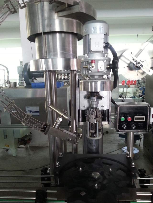 şişeler için kapaklama makinesi.jpg