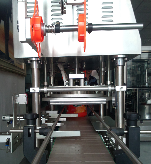 conveyor belt for jars sealing machine film yükleme silindiri.jpg
