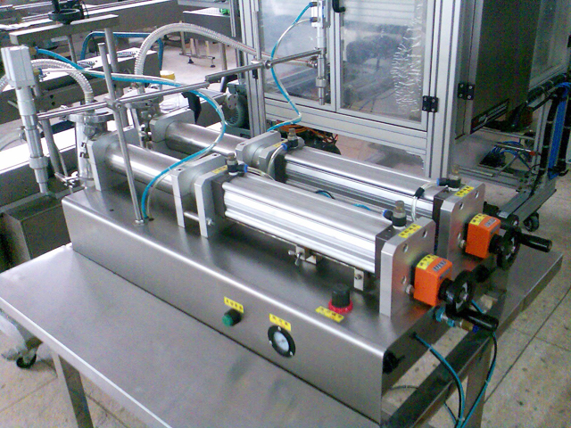 double heads liquid filling machine Sıvı deterjan için 2 kafa dolum makinesi.jpg