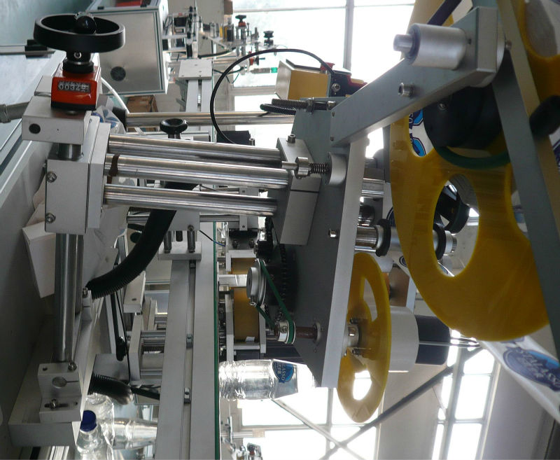 yukarı aşağı çift taraflı kendinden yapışkanlı etiket yapıştırma makinesi