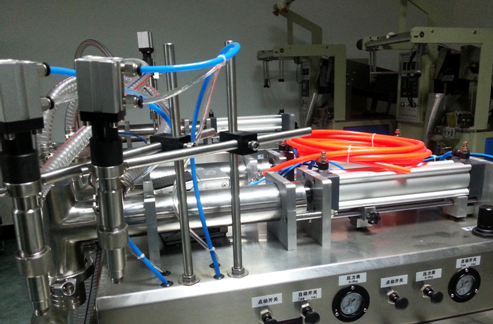 liquid filling machinery semi automatic yatay sıvı dolum makinası tam pnömatik.jpg