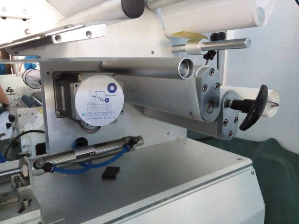 close shot for labeling machines yarı otomatik rulo etiketleme makineleri.