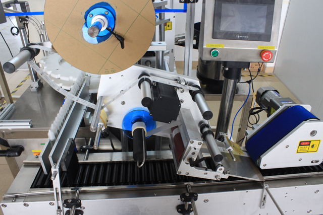 rolling bars from horizontal labeling machine şişeleri yuvarlamak için senkron kayış.jpg