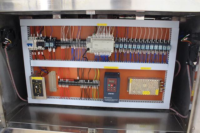 horizontal small bottles labeling machine picture yatay etiketleme makinesi gerçek resim.jpg