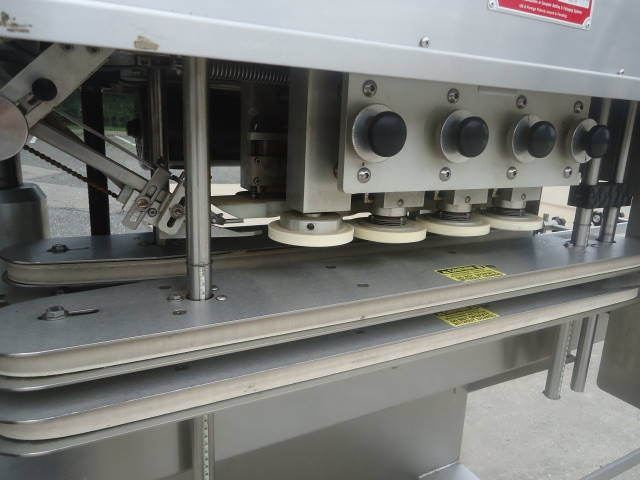 high speed linear screw capping machines yüksek hızlı vidalı kapak.jpg