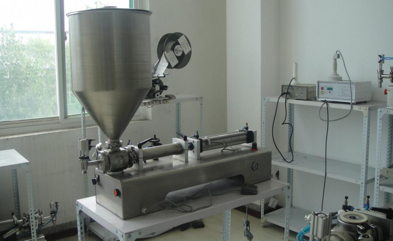 liquid paste filling machine with vertical hopper TEK KAFALI HAZNE DOLUM MAKİNESİ.jpg