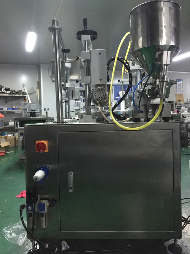 tubes filling ultrasonic sealing machine semi automatic tüp doldurma ve kapatma makinesinin arka yüzü.jpg