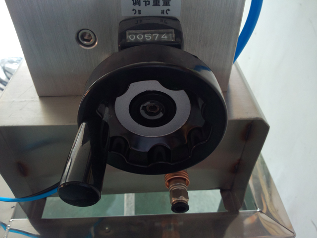 liquid filling machine semi automatic Şampuan dolum ekipmanı.jpg