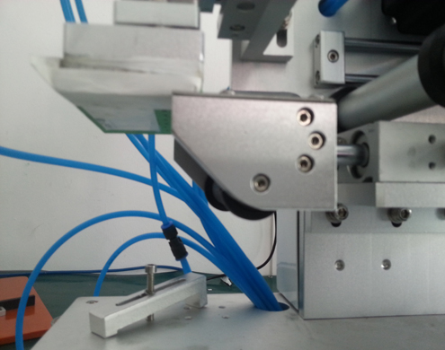 semi automatic flat bottles labeling equipment PLC gelişmiş düz etiketleme makinesi (2).jpg