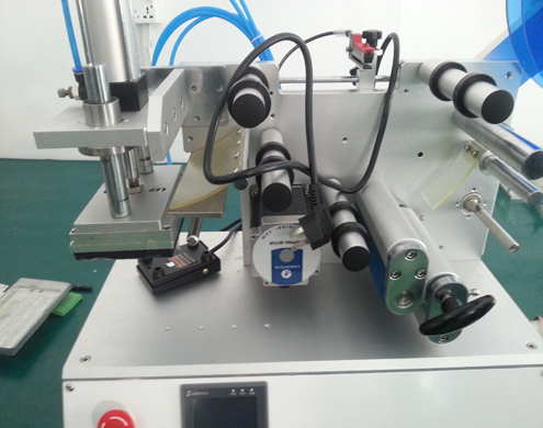 flat surface labeling equipment semi automatic düz yüzey etiketleme ekipmanı (3).jpg
