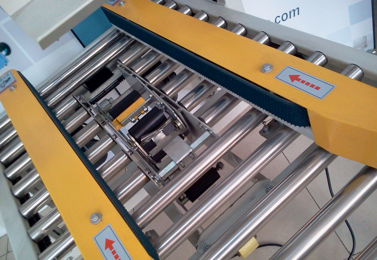 carton sealing stainless steel roll karton kapatma makinesi yarı otomatik için yakın çekim.jpg