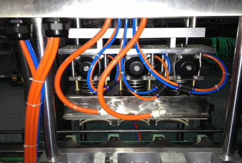 vacuum capper linear vakumlu kapatma başlıkları parçası yakın çekim.jpg