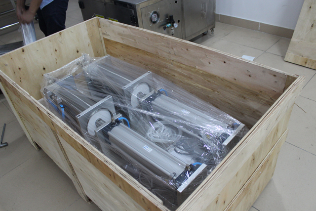 ahşap kasanın içindeki makine.jpg