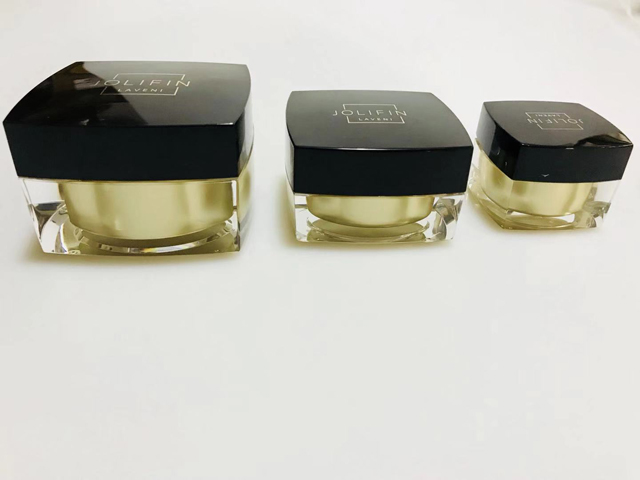 Kapatma kapağı için kare siyah kavanozlar